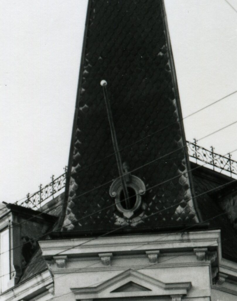 Jernbanegade 2. Zink udsmykning/inddækning med flagstang nederst på tårnet.