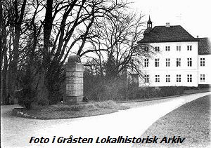 Mindestenen for de faldne placeret ved Gråsten Slot, tæt på landevejen.
