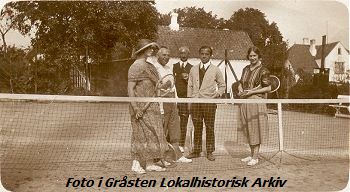 Graasten Tennisbane sommeren 1923. Fra venstre: Frk. Höj Andersen, Tandlæge Schmidt, Direktør Skensved, Fuldmægtig Højer, Ellen Jensen.