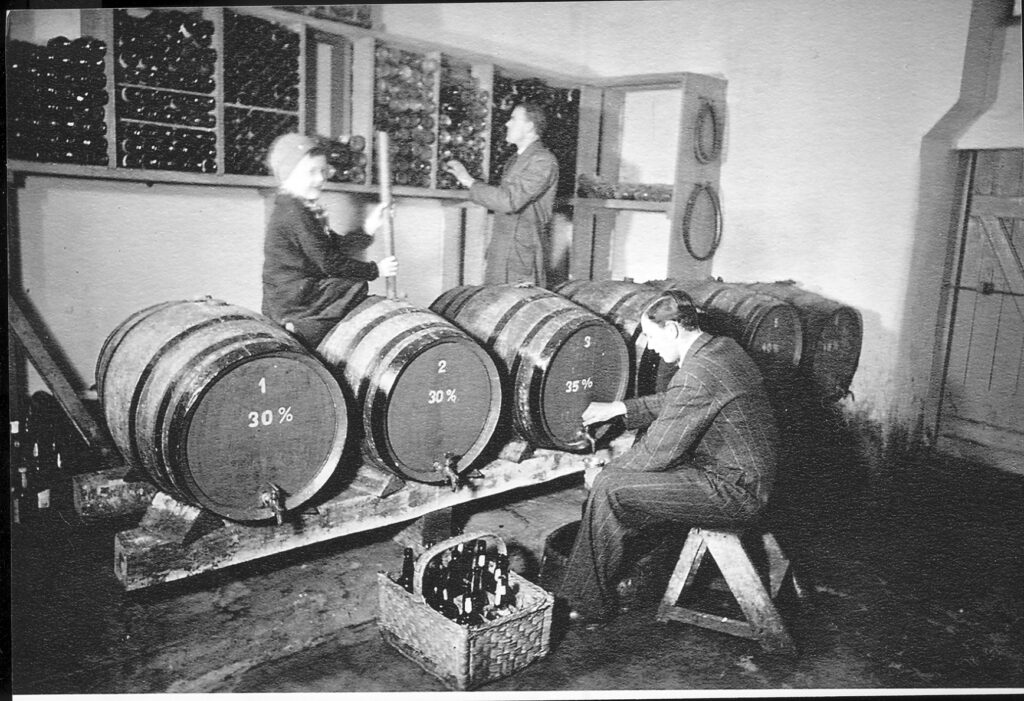 Fra vinlageret i bagbygningen hvor der bliver tappet vin på flasker.
