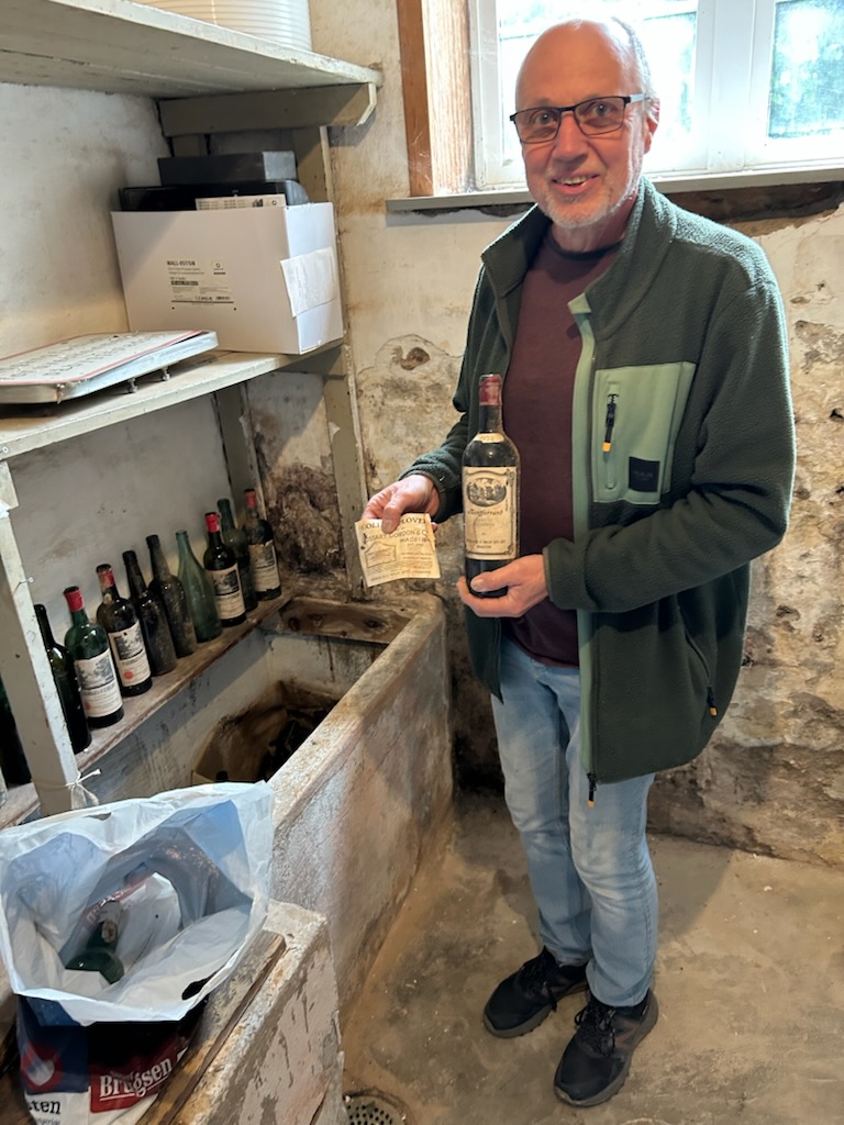 Preben Vagn Knudsen med gammel vinflaske fra 1952 og etiket.