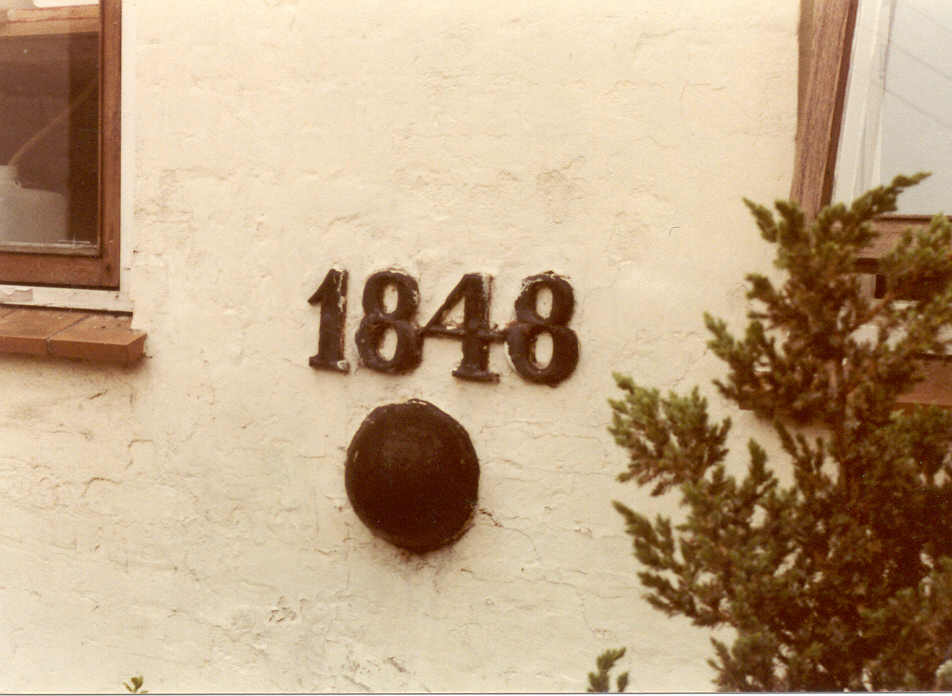 Kanonkugle fra 1848 i muren på Gråsten Apotek