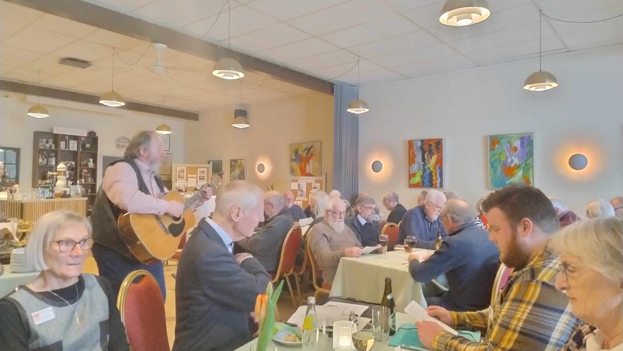 Vagn Hansen synger og spiller.