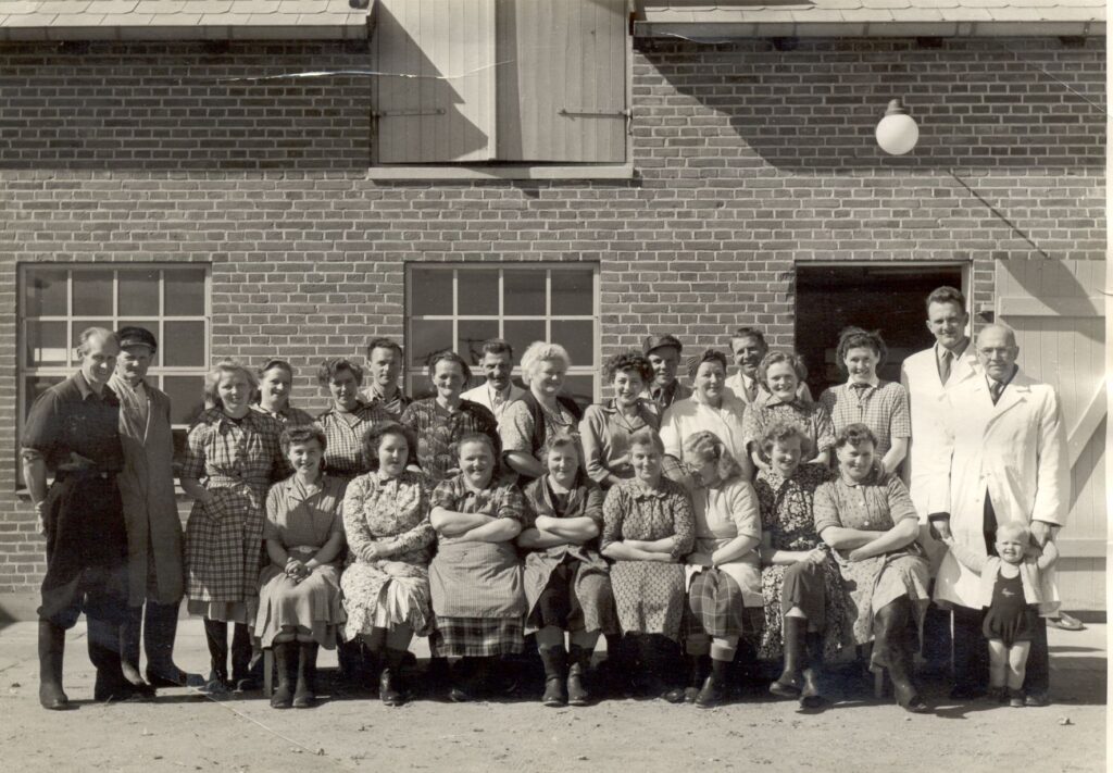 Personalet på Gråsten Fjerkræslagteri på Ahlmannsvej i 1950'erne.