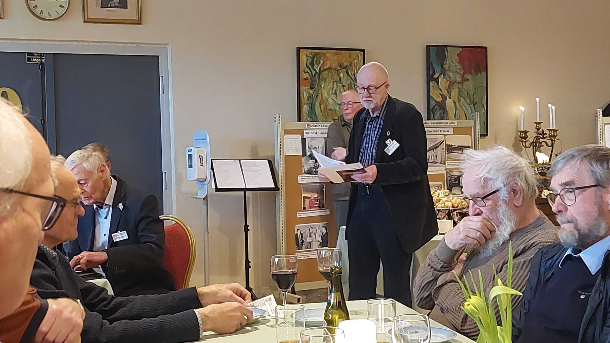 Foreningens formand Jørgen Clausen holder tale.