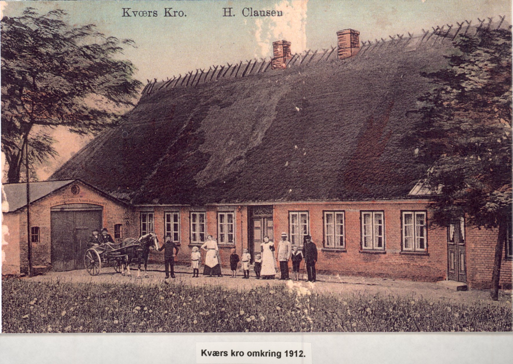 Kværs Kro ca. 1910-1915. Kroen er med stråtag, foran står adskillige personer, voksne og børn.